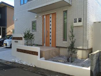 鶴ヶ島市　新築外構完成　塗り壁　植栽