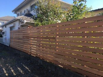 鶴ヶ島市　セランガンバツ材のフェンス完成
