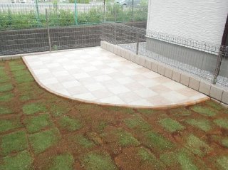 東松山市：2色のタイルテラスと、広々芝生(TM9)のお庭　