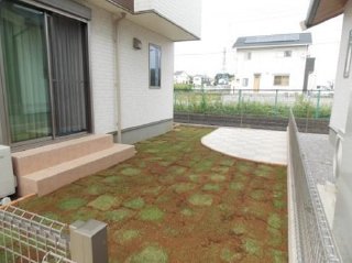 東松山市：2色のタイルテラスと、広々芝生(TM9)のお庭