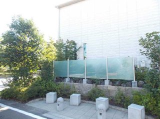 坂戸市：強化ガラス製の、シンプルな目隠しフェンス　「タカショー・ビュースルーフェンス」セミフレームタイプ