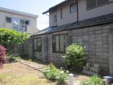 川越施工事例　フェンス施工前　既存のブロックが崩れてきてお困りでした