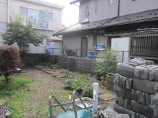 川越フェンス施工事例　既存のフェンスを解体中