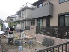 川越T様邸　重機で駐車場とアプローチ部分の掘削作業をした後、化粧ブロックの積み上げ