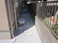 川越新築外構　建物周りには防草シートを敷き白砂利を均しました