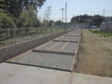 鶴ヶ島市　旗竿地の土間コンクリート　型枠の板材が通常使用する一件分の5倍ぐらい使用しています