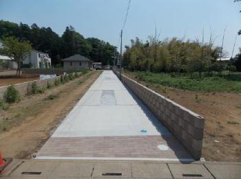 鶴ヶ島市　土間コンクリート完成　手前にはインターロッキングでポイント