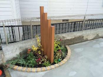 日高市　入口に設置した植栽スペース