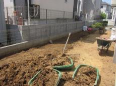 さいたま市　お庭全体の土を鋤取り。