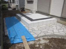 さいたま市　タイルテラスと乱形石を貼り終りました。