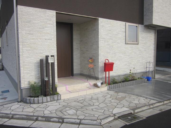 川越市　Y様邸　　白い乱形石とカーポートが映える新築外構　＋　人工木デッキ