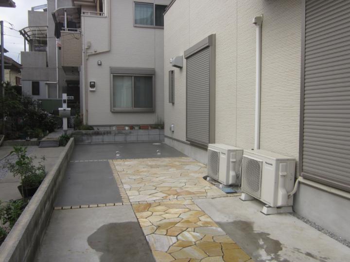 川越市S様邸　乱形石貼りで草むしりから解放