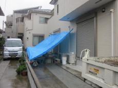 川越市　雨の中シートを張って作業中