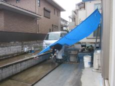 川越市　シートの下で乱形石貼りの作業