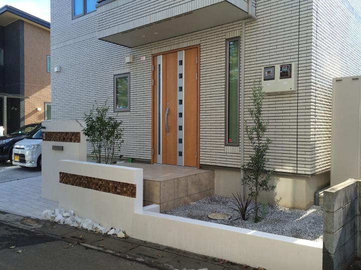 鶴ヶ島市　新築外構　異素材をポイントにしたちょっとアジアン風な門柱