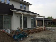 坂戸市　テラス、床タイル部分施工中