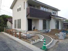 坂戸市　新築外構　アプローチ施工中