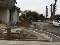 坂戸市　アプローチ、お庭施工中