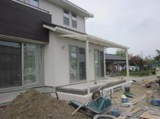 坂戸市　テラス床タイル貼りました