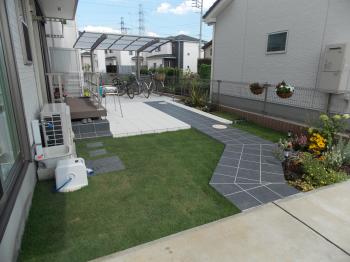 川越市　お庭完成　サイクルポートに続くタイルを敷いたアプローチ