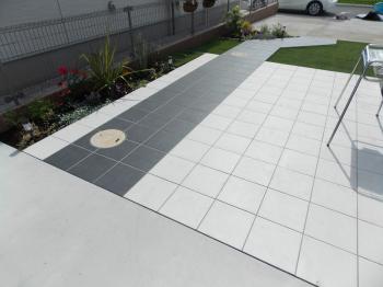 川越市　白と黒のタイルテラス