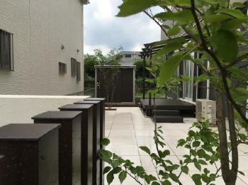 川越市　白と茶色のシンプル外構　お庭