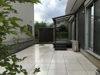 川越市　白いタイルのお庭とテラス　アオダモ　ヨド物置