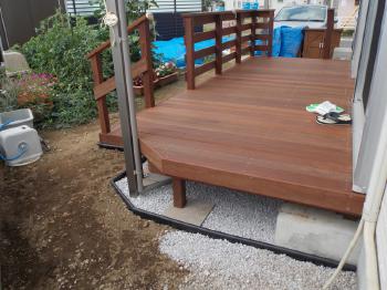 川越市　アイアンウッド（ウリン）デッキ　床下の様子（防草シートと砂利）