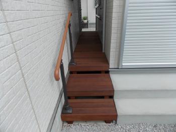 川越市　母屋と離れをつなぐウッドデッキ