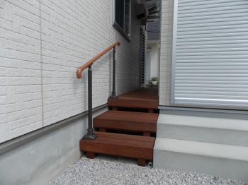 川越市　アイアンウッドデッキの階段に手すりを付けて完成