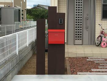 川越市 アイアンウッド(ウリン)門柱 かわいい赤いポスト