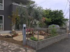 坂戸市　既存のフェンスを解体し、樹脂フェンスを設置します