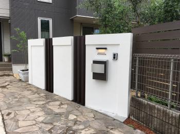 坂戸市　白い門袖と茶色の角柱スリットフェンス