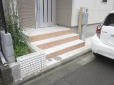 ふじみ野市　玄関脇　雑草対策前の様子