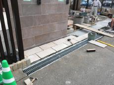 川越市　リフォーム外構　床の自然石タイル貼り