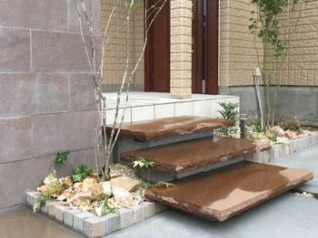 川越市　玄関ポーチに続く階段