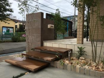 川越市　リフォーム外構　玄関ポーチに続く階段