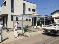 富士見市　土工事を終えたらカーポートの組み立て