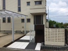 富士見市　アプローチのタイル貼り完了