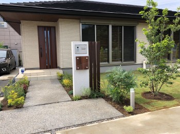 川越市　植栽施工後の玄関アプローチの様子