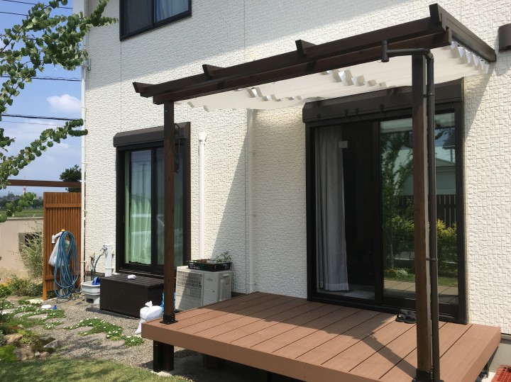 川越市　日よけ付　人工木デッキ(ひとと木2)