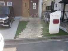 川越市　玄関前リフォーム　施工前　人工芝の汚れが気になりました