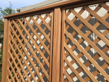 鶴ヶ島市　セランガンバツ材のラティスフェンス(拡大)