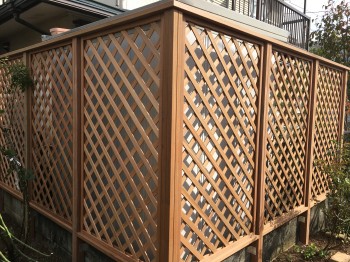 鶴ヶ島市　セランガンバツ材のラティスフェンス