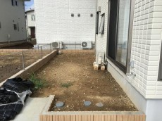 坂戸市Y様邸　施工前の様子　土がむき出しのお庭でした