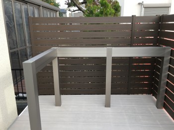 さいたま市　人工木デッキ上に布団干し用アルミフレーム