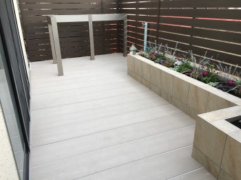 さいたま市　人工木デッキ「ラステラ」をフェンスで囲んだ