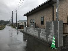 鴻巣市　お庭・駐車場リフォーム工事　下地ブロック積み上がり（外壁部分）