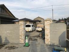 鴻巣市　お庭・駐車場リフォーム工事　下地ブロックに石貼り