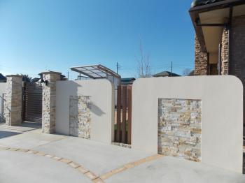 鴻巣市　お庭・駐車場リフォーム工事　完成した門周り・塗り壁